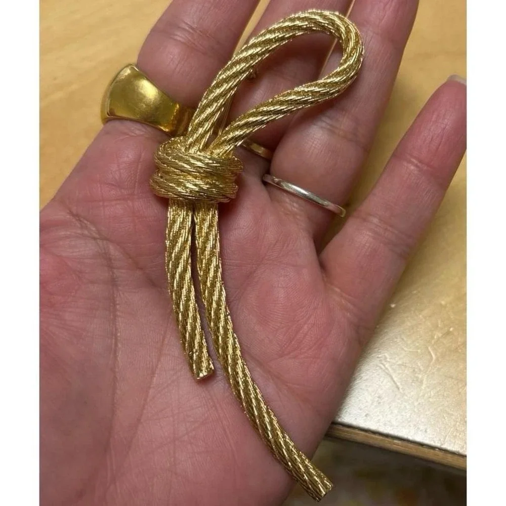 Vintage Christian Dior knotted rope gold tone brooch - Picture 4 of 5